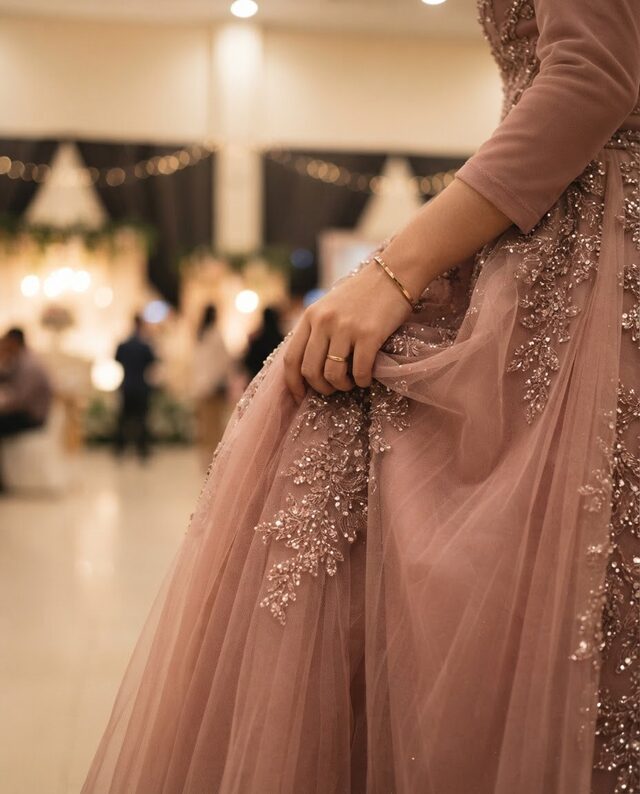 Detail eines rosé Tüll-Ballkleids
