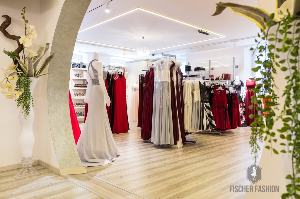 Fischer Fashion Innenansicht — Elegante Abendmode